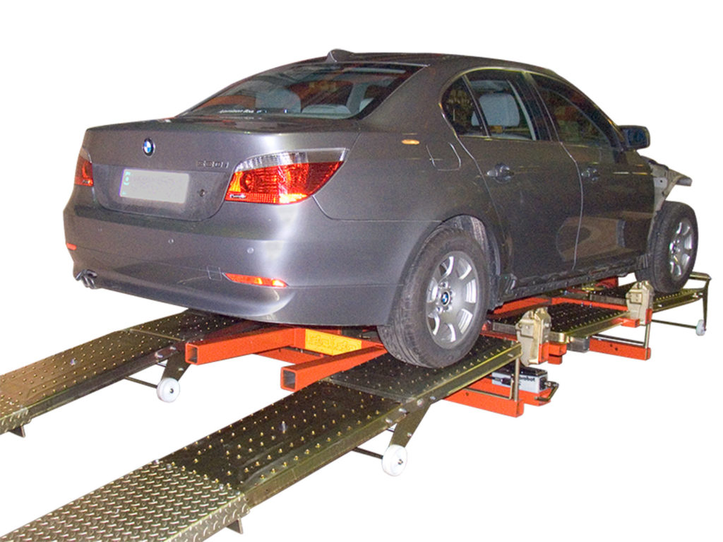 Auton kiinnityksen työvaiheet on minimoitu oikaisupöytä­rakenteella, jossa pika-alustakiinnikkeet ovat jatkuvassa käyttövalmiudessa. 