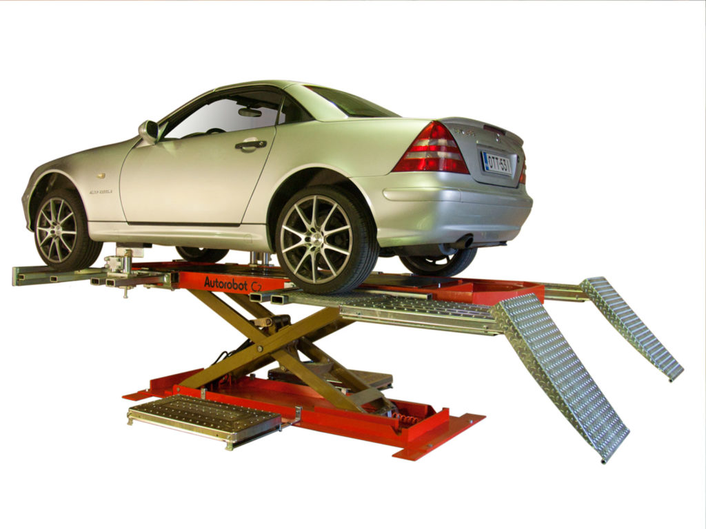 utorobot C2 is also a lift on which the vehicle measuring, disassembly, straightening, assembly after painting as well as various vehicle service jobs can be easily done.
